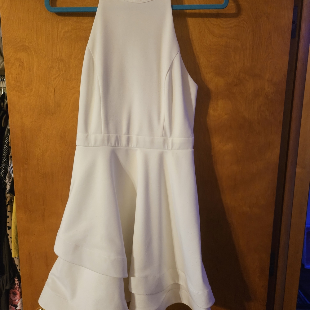 Elegant White Sleeveless Dress